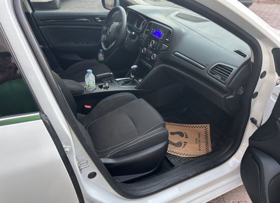 Emekliden dizel otomatik megan 4 aracım temiz bakımlıdır