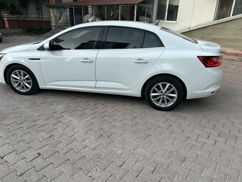Emekliden dizel otomatik megan 4 aracım temiz bakımlıdır