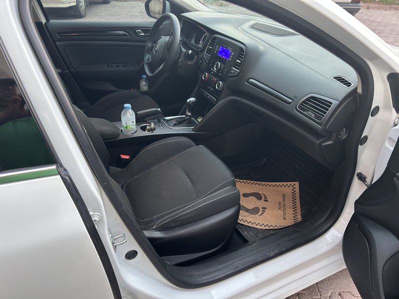 Emekliden dizel otomatik megan 4 aracım temiz bakımlıdır