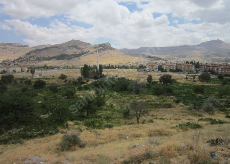 BAHÇELİEVLER MAH. ARAS SİTESİNDE SATILIK ARAKAT DAİRE